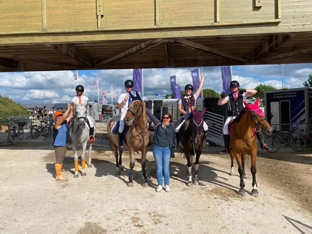 Cavaliers sur la plage bretonne avec les chevaux du centre équestre Équi 22