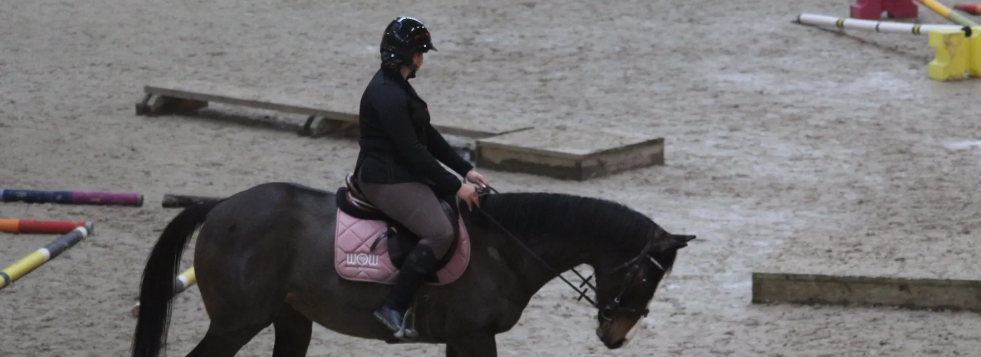 Cavalière seule en séance de travail dans la carrière couverte du centre équestre Equi 22 à Yffiniac
