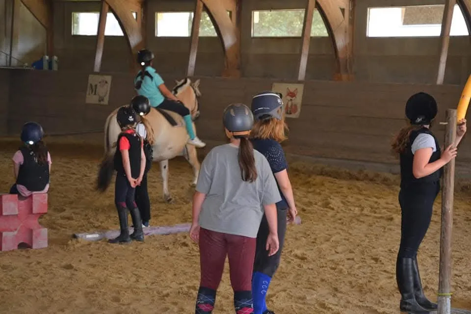 Enfants en séance équestre encadrée au centre équestre Equi 22 à Yffiniac